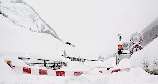 Abgeschottet. Die Blaulichtorganisationen haben im Worst Case (Bild vom Januar 2018) keinen Zugang zu Zermatt.Foto Keystone