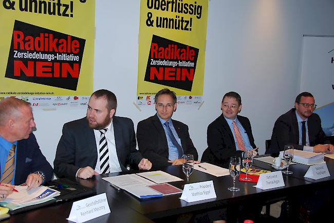 Das überparteiliche Komitee und der Oberwalliser Hauseigentümerverband sind sich einig: die Zersiedelungsinitiative wäre schädlich für den Kanton Wallis.