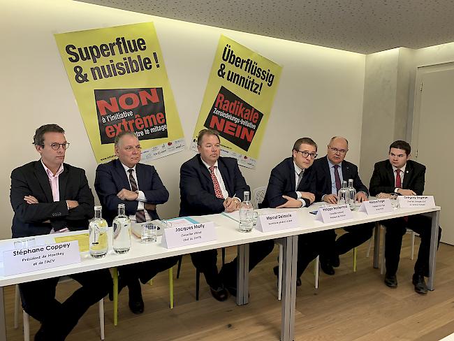 Kantonales Initiativkomitee gegen die Zersiedelungsinitiative. Von links: Stéphane Coppey (Präsident Monthey), Staatsrat Jacques Melly, Marcel Delasoie (Sekretär Walliser Gewerbeverband), Nationalrat Philippe Nantermod, Visper Gemeindepräsident Niklaus Furger und Grossrat Grégory Logean