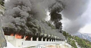 Carbrand im Schallbergtunnel. Der vereiste Zustand der alten &shy;Simplonstrasse liess eine provisorische Umleitung nicht zu.