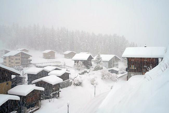 Im Lötschental sind auf 2500 Meter innerhalb von 72 Stunden rund 160 Zentimeter Neuschnee gefallen.