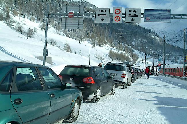 Nach mehrtägigem Unterbruch. Der Autoverlad zwischen Oberwald und Realp ist wieder in Betrieb.