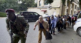 Sch&uuml;sse und Explosionen. Bei einem&nbsp;Terroranschlag&nbsp;auf ein Luxushotel in Kenias Hauptstadt&nbsp;Nairobi&nbsp;sind am Dienstag 14 Menschen get&ouml;tet worden.