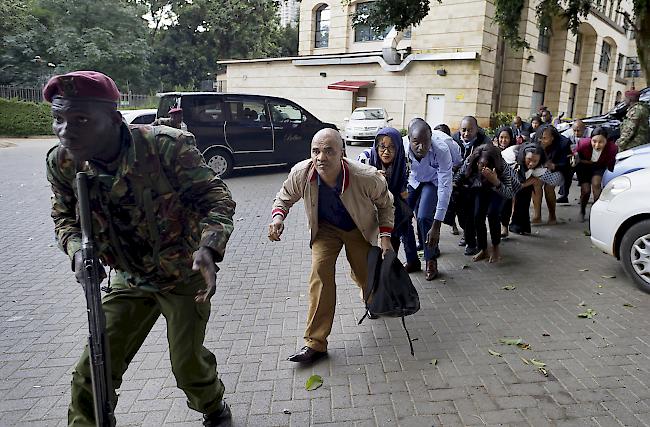 Schüsse und Explosionen. Bei einem Terroranschlag auf ein Luxushotel in Kenias Hauptstadt Nairobi sind am Dienstag 14 Menschen getötet worden.