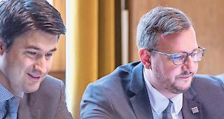 Getrennte Wege. Aron Pfammatter (links) und Philipp Matthias Bregy, hier noch als Sitznachbarn im Kantonsparlament.