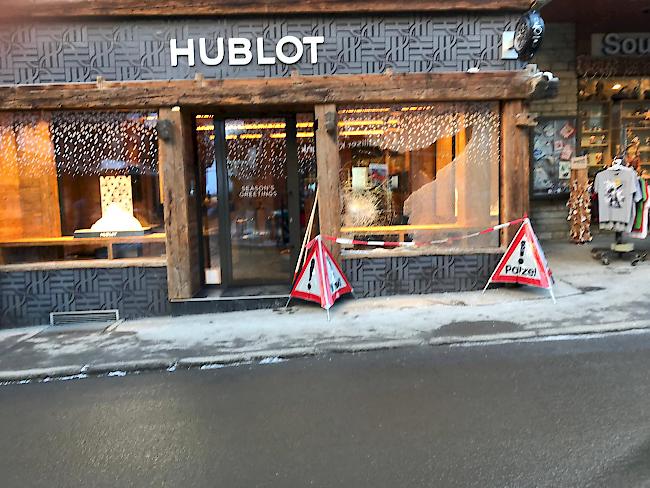 Erneut ist das Hublot-Uhrengeschäft in der Zermatter Bahnhofstrasse von Einbrechern heimgesucht worden. 