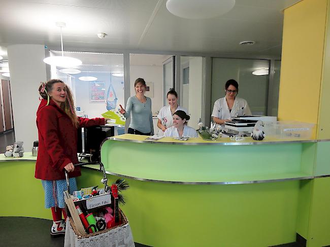 Clownin Filu übergibt die neun Gutscheine: Stationsleiterin Lucia Eggel Fülscher und ihre Mitarbeiterinnen Isabelle Zurbriggen, Elisa Bertholjotti und Melanie Bregy (von links) freuts.