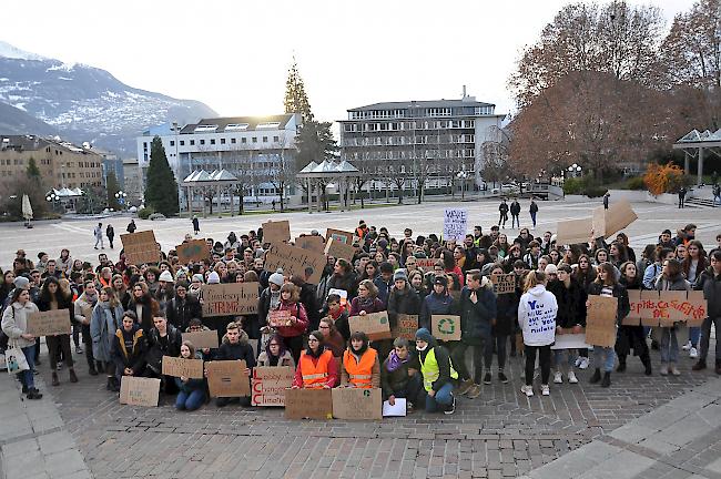 <b>Schweigeminute.</b> Vor dem Regierungsgebäude auf der Place de la Planta in Sitten legten die Demonstranten eine Schweigeminute für das Klima ein.