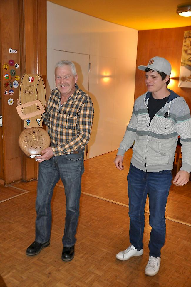 Als Anerkennung von "Veieletts" Sieg in Aproz überreicht Ralf Sewer (rechts) Züchter Toni Williner eine Uhr in Form einer Kuhglocke.