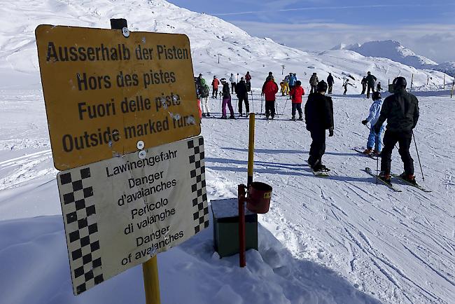 Die Beurteilung der Lawinengefahr setzt eine fundierte Ausbildung und grosse Erfahrung voraus. Bei Gefahrenstufe «erheblich» sollen Wintersportler auf der Piste bleiben.