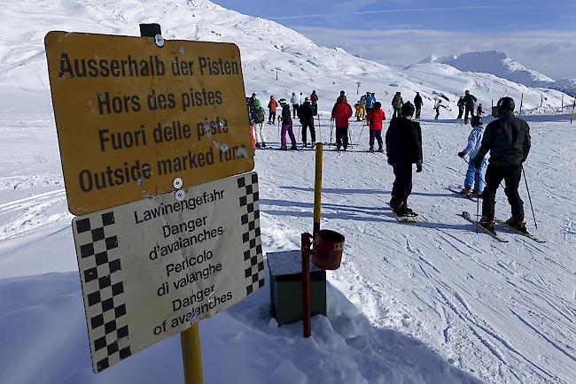 Die Beurteilung der Lawinengefahr setzt eine fundierte Ausbildung und grosse Erfahrung voraus. Bei Gefahrenstufe «erheblich» sollen Wintersportler auf der Piste bleiben. 