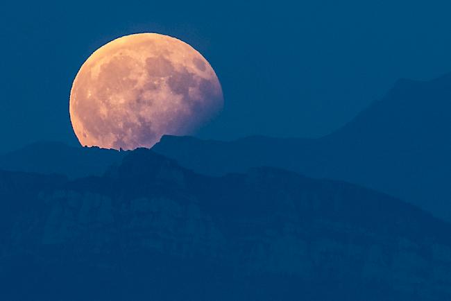 Im Wallis ist die Mondfinsternis am frühen Montagmorgen gut zu beobachten.