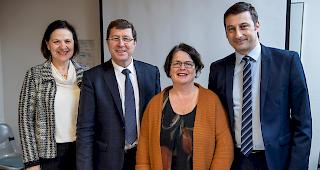 Die Mitglieder der Generalversammlung des Verbands CARA (v.l.): Staatsr&auml;tin Esther Waeber-Kalbermatten, Mauro Poggia, Staatsrat Genf und Pr&auml;sident CARA, Anne-Claude Demierre, Staatsr&auml;tin Freiburg, Jacques Gerber, Minister Jura. Abwesend: Pierre-Yves Maillard, Staatsrat Waadt.