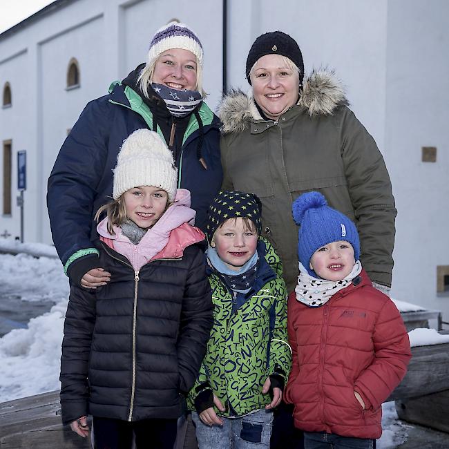 Doris (33), Lara (8) und Nico (4) Lieberherr, Eischoll, Danie (36) und Jonas (4) Berchtold, Visp.