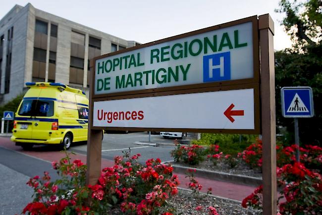 Kein Kontakt mit gefährlichen Viren. Insgesamt vierzehn Patienten wurden im Spital Martinach mit einem verunreinigten Koloskop untersucht. Nun gibt das Spital Wallis Entwarnung. (Symbolbild)