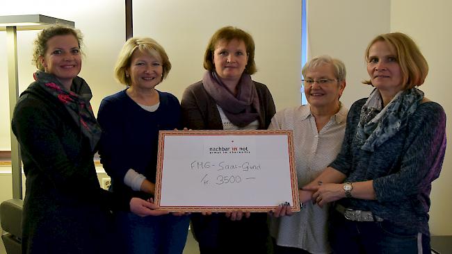Die Frauen- und Müttergemeinschaft Saas-Grund überreichte rund 3500 Franken an die Stiftung «Nachbar in Not». Das Geld wurde beim Kerzenziehen gesammelt.