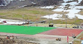 Auf dem Sportplatz Kalbermatten in Saas-Fee wird ein neuer Kunstrasen verlegt.