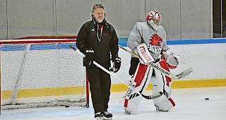 EHC-Visp-Sportchef Bruno Aegerter (rechts im Bild Goalie Reto Lory): &laquo;Beide Partnerklubs m&uuml;ssen von der Zusammenarbeit profitieren.&raquo;