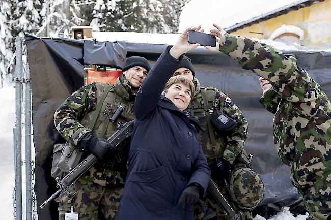 Bei den Gebirgsinfanteristen. Die neue Verteidigungsministerin Viola Amherd besuchte am Mittwoch in Davos eine Truppe der Schweizer Armee.