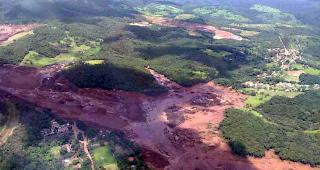 Die Schlammlawine im S&uuml;dosten Brasiliens hat mehrere H&auml;user unter sich begraben und wahrscheinlich Dutzende Menschen mitgerissen. 