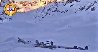 Nahe der Schweizer Grenze ist am Freitag ein Helikopter mit einem Kleinflugzeug zusammengestossen. 