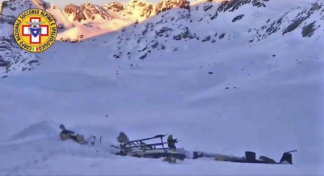 Nahe der Schweizer Grenze ist am Freitag ein Helikopter mit einem Kleinflugzeug zusammengestossen.
