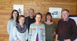 Das Team. Heidi Brechb&uuml;hl, Sekret&auml;rin; Hannelore Tsokhim-Bumann, Vorsitzende der Gesch&auml;ftsf&uuml;hrung; Wolfgang Ecsy, Vizepr&auml;sident und Finanzverantwortlicher (vorne von links); Projektmitarbeiterin Amina Cl&egrave;nin, Gemeindepr&auml;sident Beat Jost und Gemeindevizepr&auml;sidentin Michela Caldana-Mathieu (hinten von links).