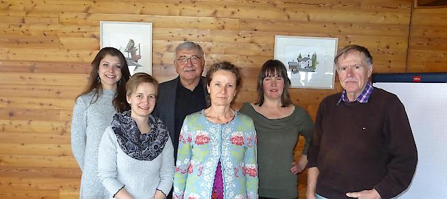 Das Team. Heidi Brechbühl, Sekretärin; Hannelore Tsokhim-Bumann, Vorsitzende der Geschäftsführung; Wolfgang Ecsy, Vizepräsident und Finanzverantwortlicher (vorne von links); Projektmitarbeiterin Amina Clènin, Gemeindepräsident Beat Jost und Gemeindevizepräsidentin Michela Caldana-Mathieu (hinten von links).