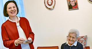 Freude. Staatsratspr&auml;sidentin Esther Waeber-Kalbermatten und die Jubilarin Maria Grichting-Kalbermatter &ndash; Freudentag.