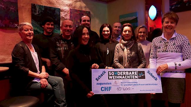 Scheckübergabe von «Sonderbare Weihnachten» an den Verein Unterschlupf.