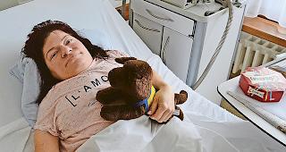 Vanessa Grand im Spitalbett: &laquo;Wenn meine Labrador-H&uuml;ndin Betsy nicht da ist, muss ich halt mit dem Pl&uuml;schhund kuscheln.&raquo;