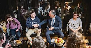 &laquo;Dann gratuliere ich&raquo;. Staatsrat Christophe Darbellay reicht Kollegiumssch&uuml;ler Andreas Ammann die Hand.