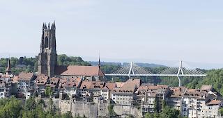 Protest gegen Pensionskassenreform: 200 Angestellte der Stadt Freiburg legten am Dienstag f&uuml;r eine Stunde ihre Arbeit nieder. 600 Staatsangestellte im ganzen Kanton wollen am 20. Februar demonstrieren oder gar streiken. (Bild: Stadt Freiburg, Schweiz)