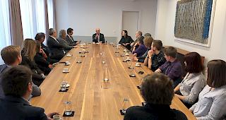 Die linken Verfassungsr&auml;te beim Austausch mit Bundesrat Alain Berset.