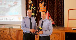 Yvo Eyolzer (links) &uuml;bernimmt das Kommando der Feuerwehr Naters von Christian Grand.