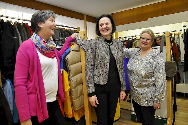 Heidi Studer, Staatsrätin Esther Waeber-Kalbermatten und Erna Zumstein (von links) in der neu eröffneten Boutique.