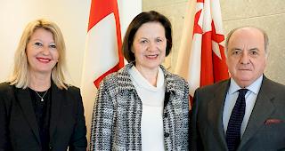 Vizekanzlerin Monique Albrecht (links), Staatsratspr&auml;sidentin Esther Waeber Kalbermatten (Mitte) und der
spanische Generalkonsul in Genf, Carlos de Lojendio.