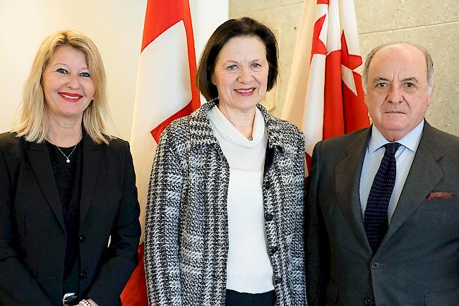 Vizekanzlerin Monique Albrecht (links), Staatsratspräsidentin Esther Waeber Kalbermatten (Mitte) und der
spanische Generalkonsul in Genf, Carlos de Lojendio.
