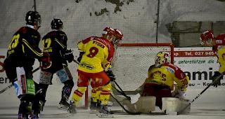 Viel Verkehr vor HC-Siders-Goalie Remo Giovannini. Der Oberklassige hatte in Saas-Grund heikle Momente zu &uuml;berstehen.