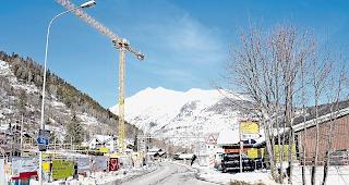 Im Umkreis des &Ouml;V-Hub Fiesch (links im Bild) wird in Zukunft kr&auml;ftig gebaut.
