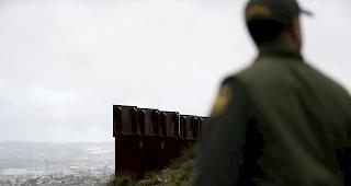 Grenzsch&uuml;tzer Vincent Pirro steht in der N&auml;he, wo die Mauer endet, die Tijuana, Mexico von San Diego trennt. US-Pr&auml;sident Donald Trump bekr&auml;ftigte in seiner Rede zur Lage der Nation seine Forderung nach einer Mauer: &laquo;Ich bekomme sie gebaut.&raquo;