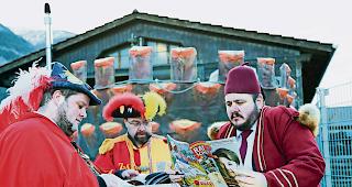 N&auml;rrische Lekt&uuml;re. Von links: Drachent&ouml;ter-Chef Andr&eacute; Jossen, Andreas Briggeler, Zunftmeister der &laquo;B&auml;jini&raquo;, und Thomas Stefan Bregy, Grossvezier des T&uuml;rkenbunds, vertieft in die &laquo;R&auml;tscha&raquo;-Ausgabe 2019.