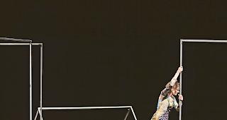 Anspruchsvoll. Die drei schicksalhaft verbundenen Frauen werden alle von Regula Imboden gespielt.