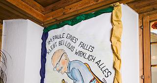 Festgeklebt. Stadtpr&auml;sident Louis Ursprung und die Steinchen.