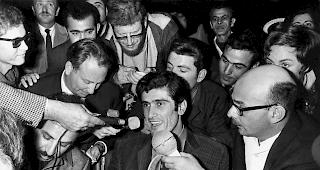 Der israelische Sicherheitsmann Rachamin Mordechai gibt im Dezember 1969 in Israel nach seinem Freispruch im Prozess um das Attentat auf ein Flugzeug der El Al in Kloten, der israelischen Presse Interviews.