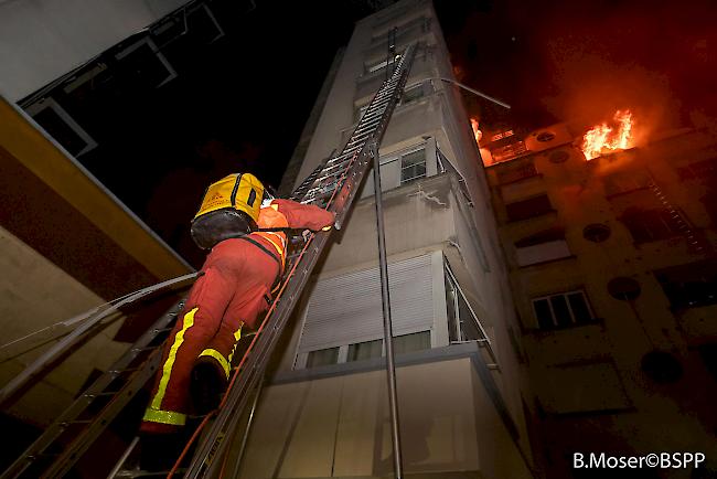 Flammen gehen vergangenen Dienstag in einem Haus in Paris auf. Nun wird einer rund 40 Jahre alten Frau Brandstiftung mit Todesfolgen vorgeworfen. Ein Nachbar belastet sie: Sie habe vor seiner Haustür Feuer gelegt, weil sie sich über zu laute Musik ärgerte.