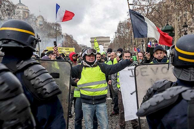 «Gelbwesten» protestieren am Samstag auf der Champs Elysees. Der Verletzte ist laut einem Augenzeugen ein Fotograf der der Bewegung.