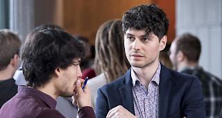 Luzian Franzini, Co-Pr&auml;sident Zersiedselungsinitiative (rechts) und David M&uuml;ller, Junge Gr&uuml;ne unterhalten sich am Abstimmungssonntag.