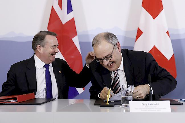 Wichtige Handelspartner. Der britische Minister für internationalen Handel, Liam Fox (r), und Wirtschaftsminister Guy Parmelin haben am Montag in Bern einen bilateralen Handelsvertrag unterzeichnet.