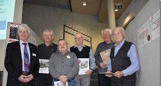 Die neuen Ehrenveteranen. Edi Margelisch aus Ausserberg (zweiter von links) und Willi Wyer aus Eyholz (dritter von rechts) freuen sich &uuml;ber die einmalige Ehrung.